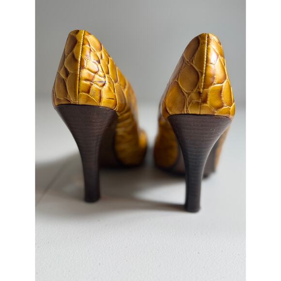 Naughty Monkey pumps brown faux snakeskin feather design on toes 4' heel Sz 9 - Picture 5 of 12